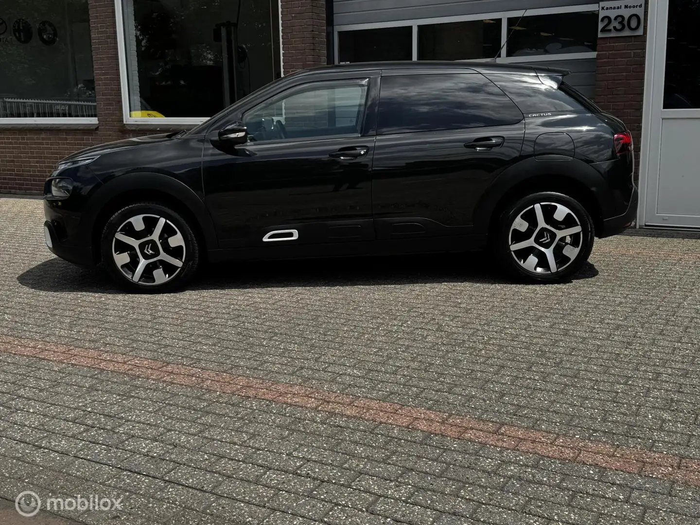 Citroen C4 Cactus 1.2 PureTech AUT AIRCO/NAVI/CRUISE/STOELVW Zwart - 2
