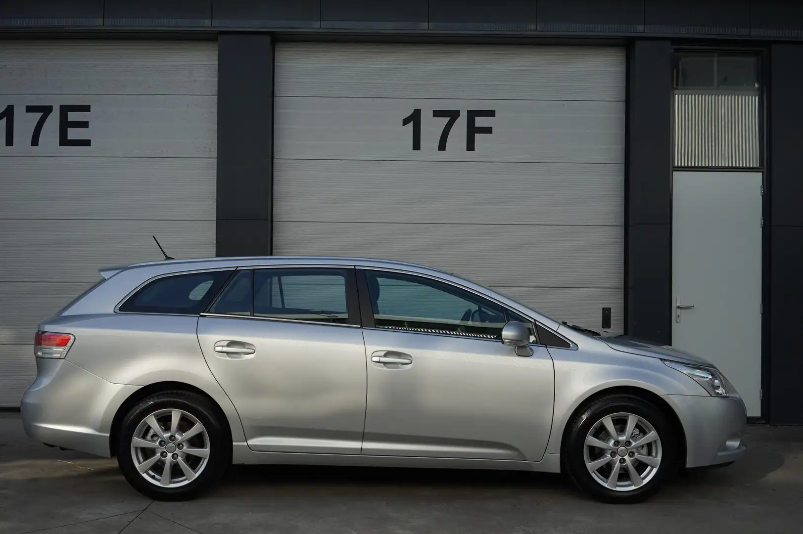 Toyota Avensis Wagon 1.8 VVTi Dynamic Grijs - 2