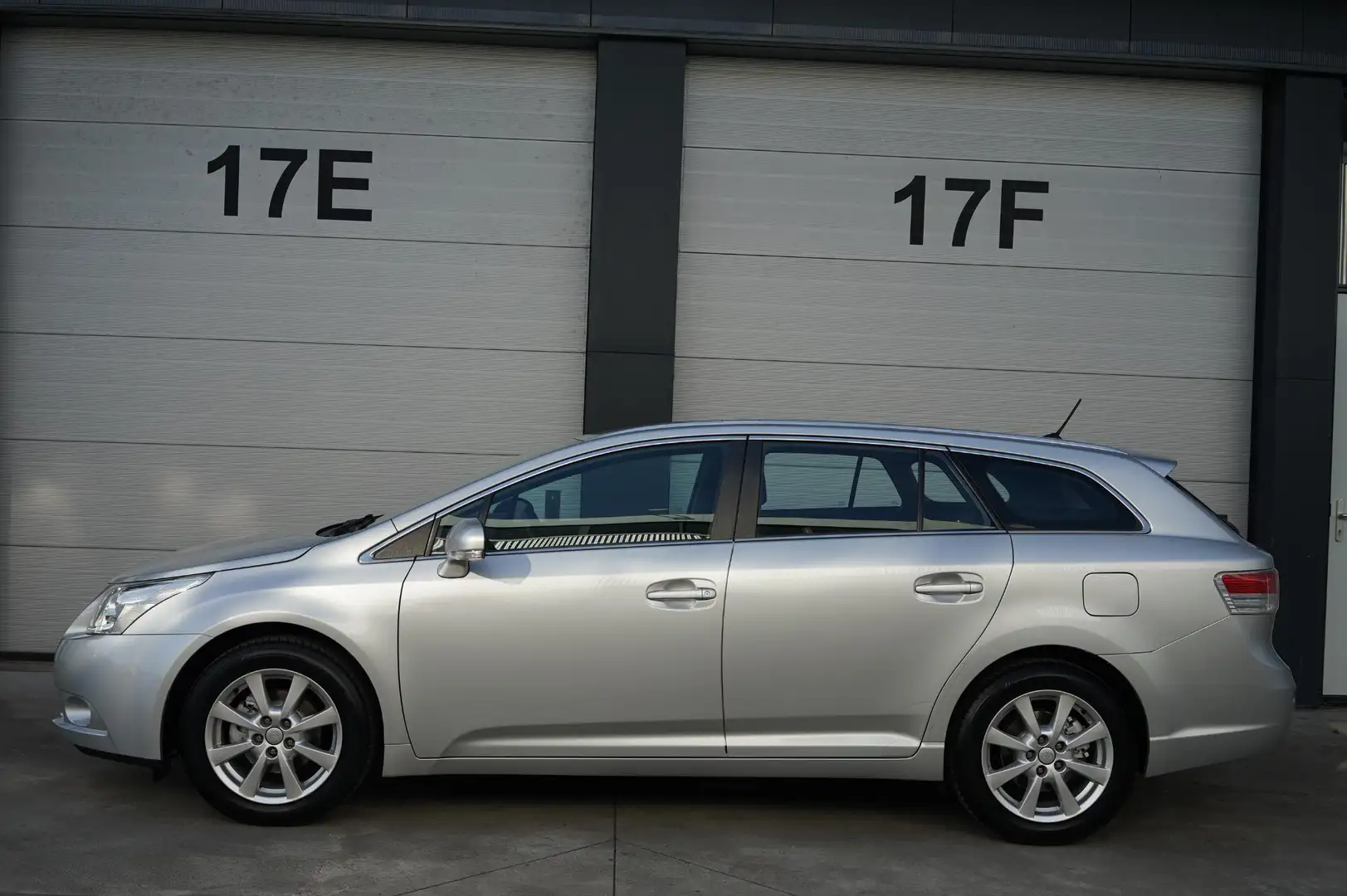 Toyota Avensis Wagon 1.8 VVTi Dynamic Grijs - 1