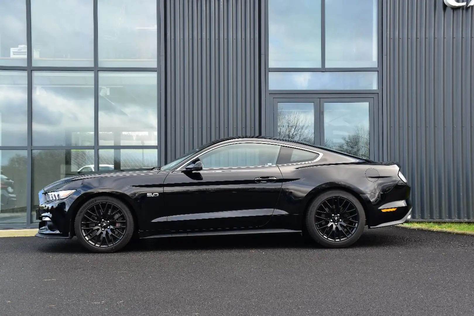 Ford Mustang VI FASTBACK 5.0 V8 GT BVA6 Schwarz - 2