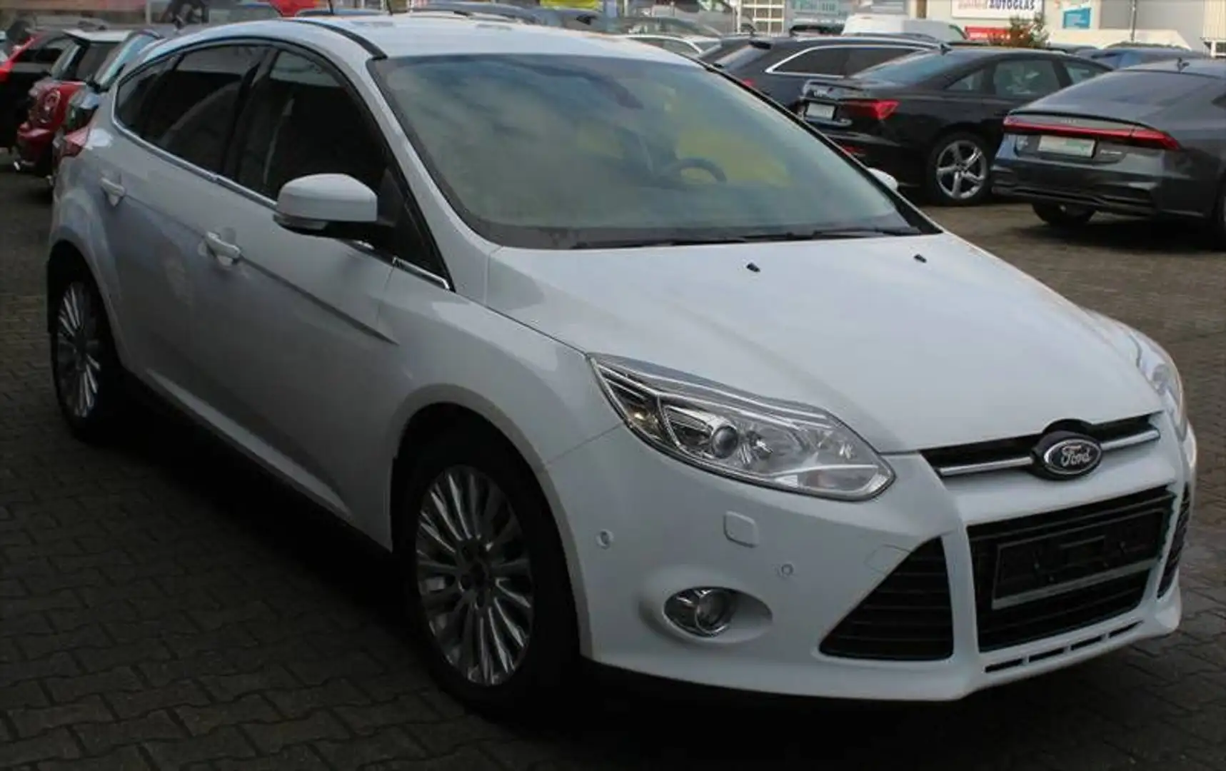 Ford Focus 1,6 Titanium 5-tür Business 1.Hd beschädigt Bianco - 2