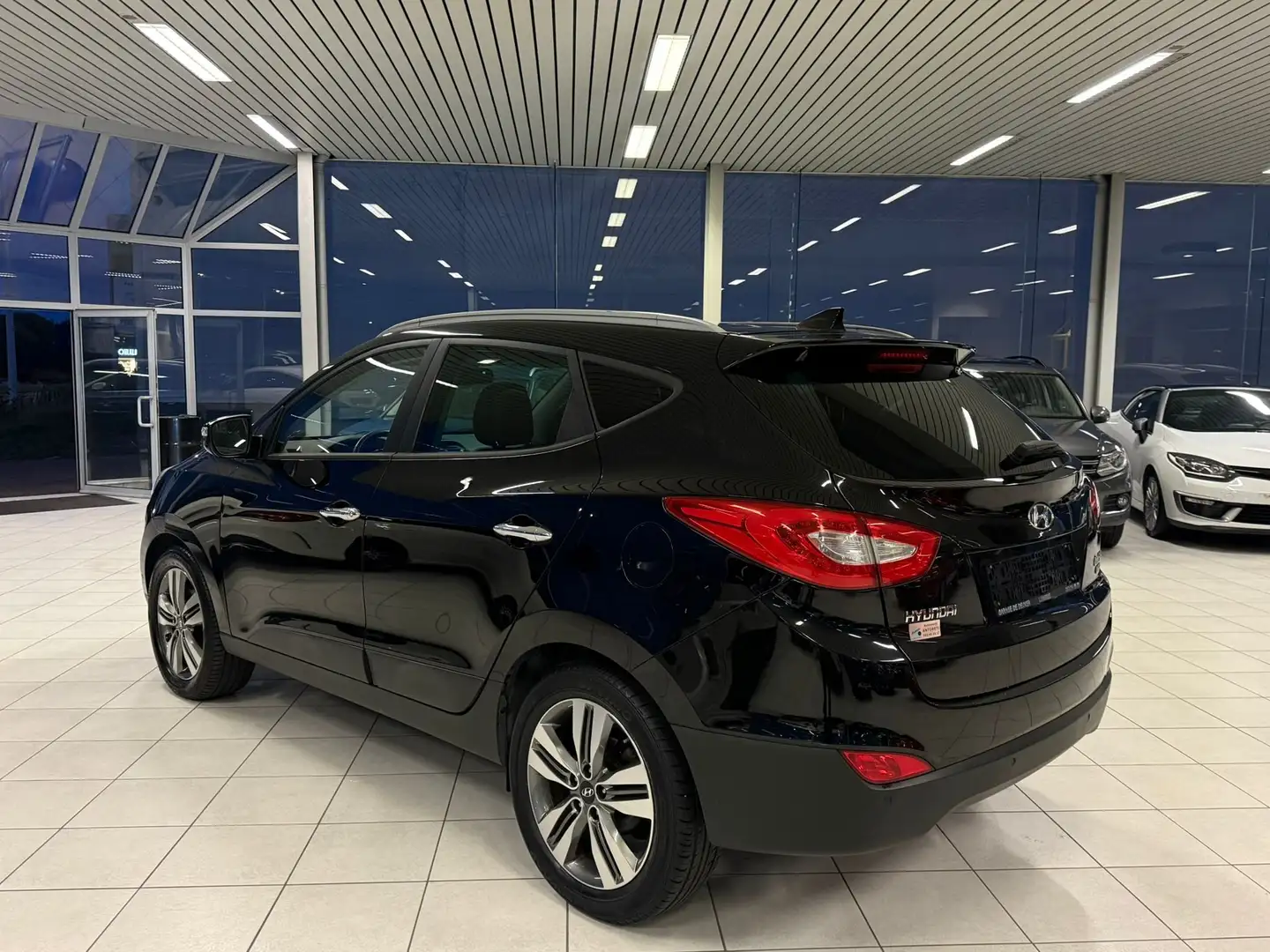 Hyundai iX35 2.0CRDI 100Kw Euro 5B Année 2015, 72.000Km Zwart - 2