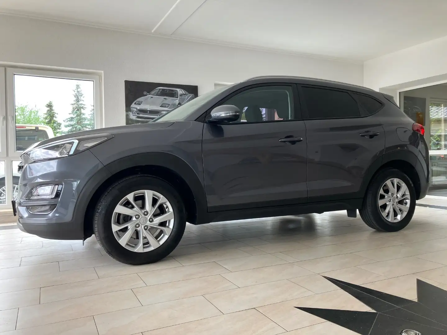 Hyundai TUCSON 1.6 T-GDI Trend 4WD 7DCT Assistenten Grijs - 2