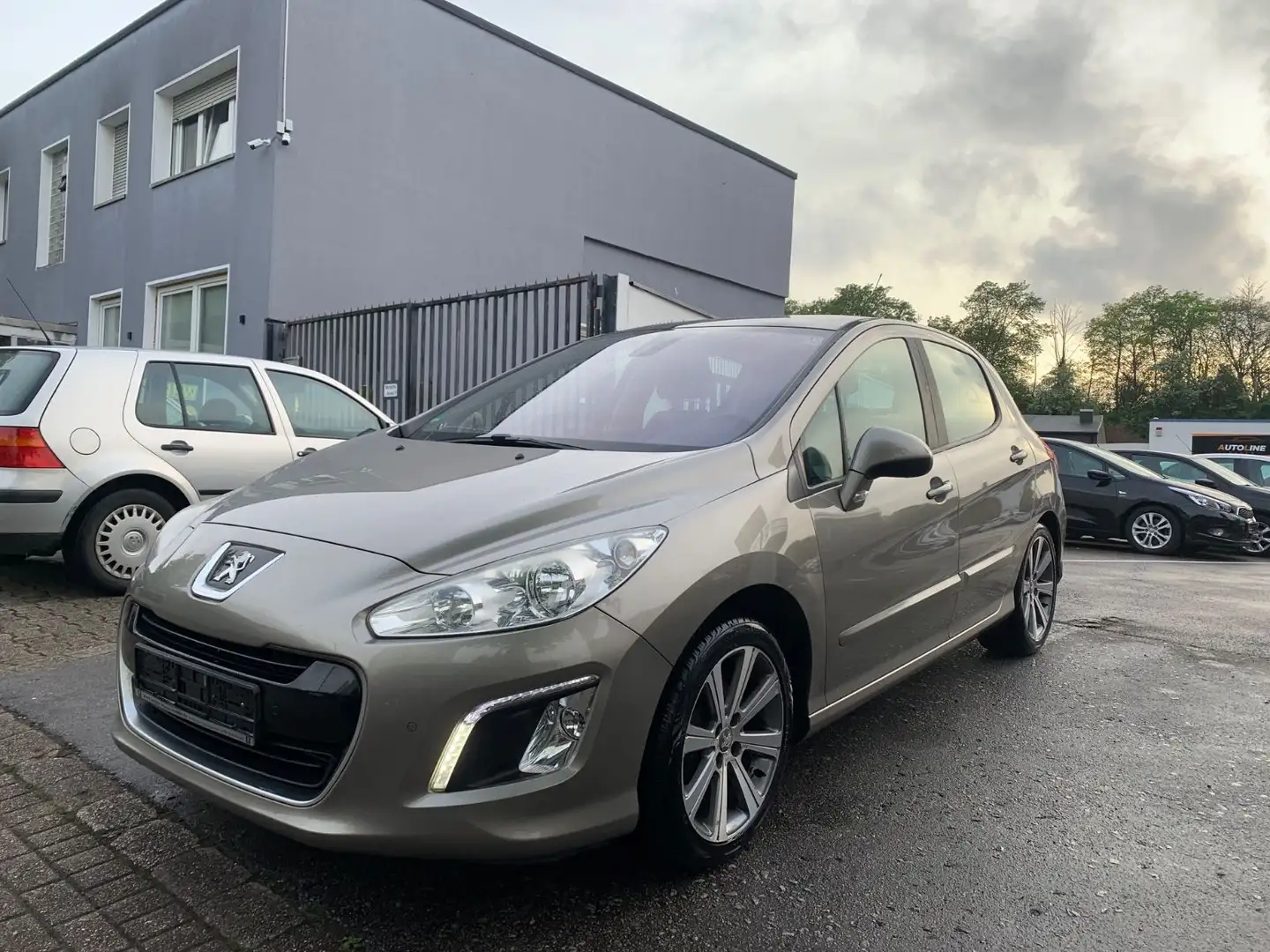 Peugeot 308 Allure 1.6*PDC*PANO*NAVI*KLIMA*2-HD*TÜV NEU Grau - 1