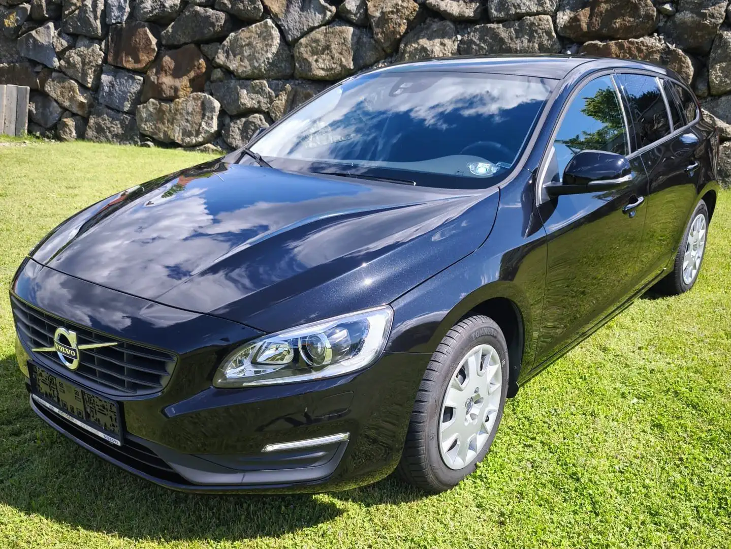 Volvo V60 D2 Kinetic Schwarz - 1