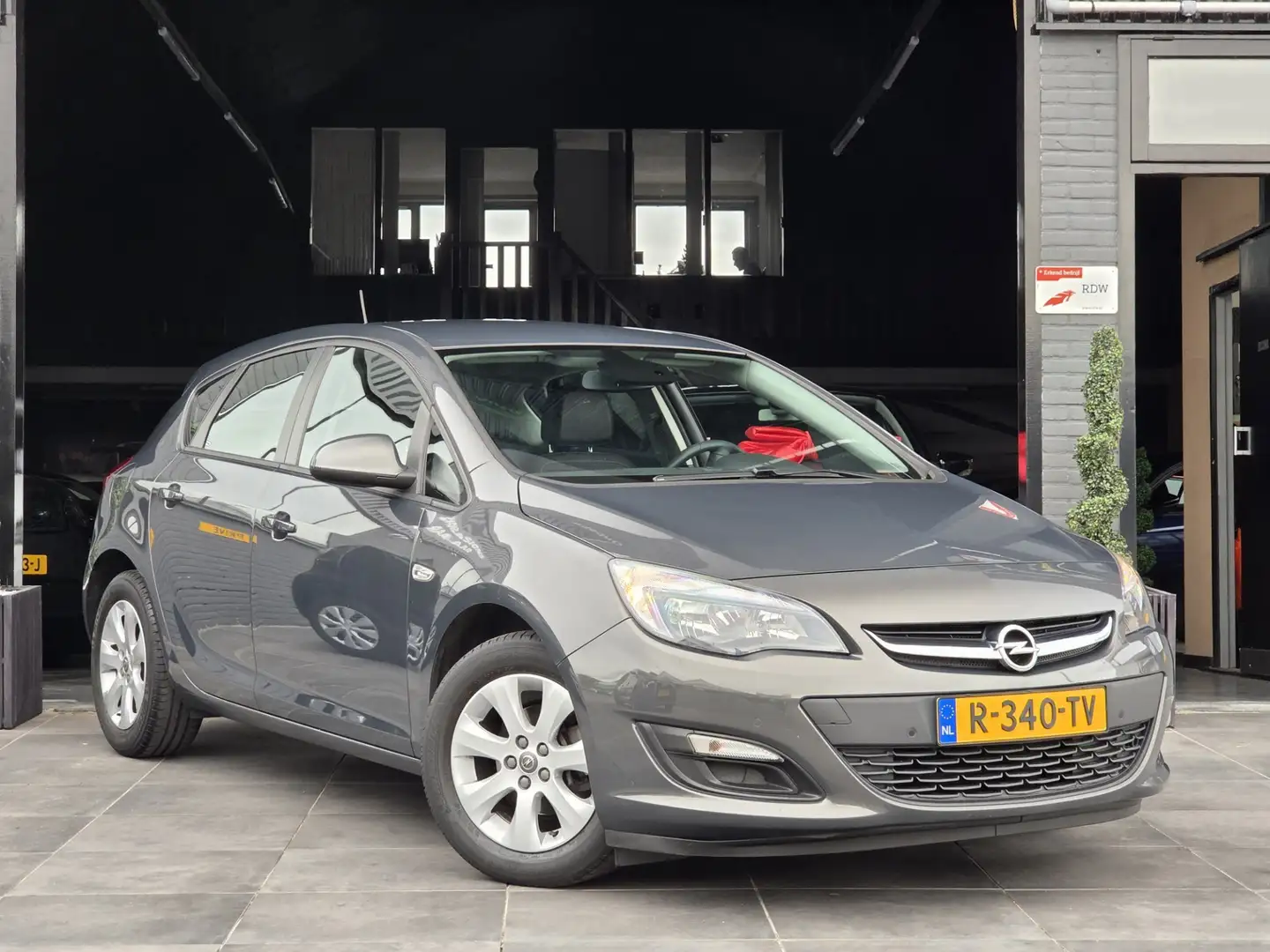 Opel Astra 1.6 Cosmo |Airco|Cruise Control|PDC|El Pakket|APK Grijs - 1