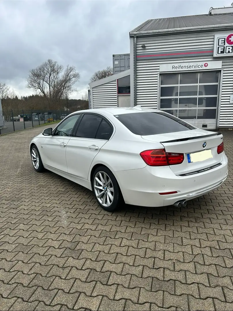 BMW 330 330d  Sport-Aut. Luxury Line Biały - 2