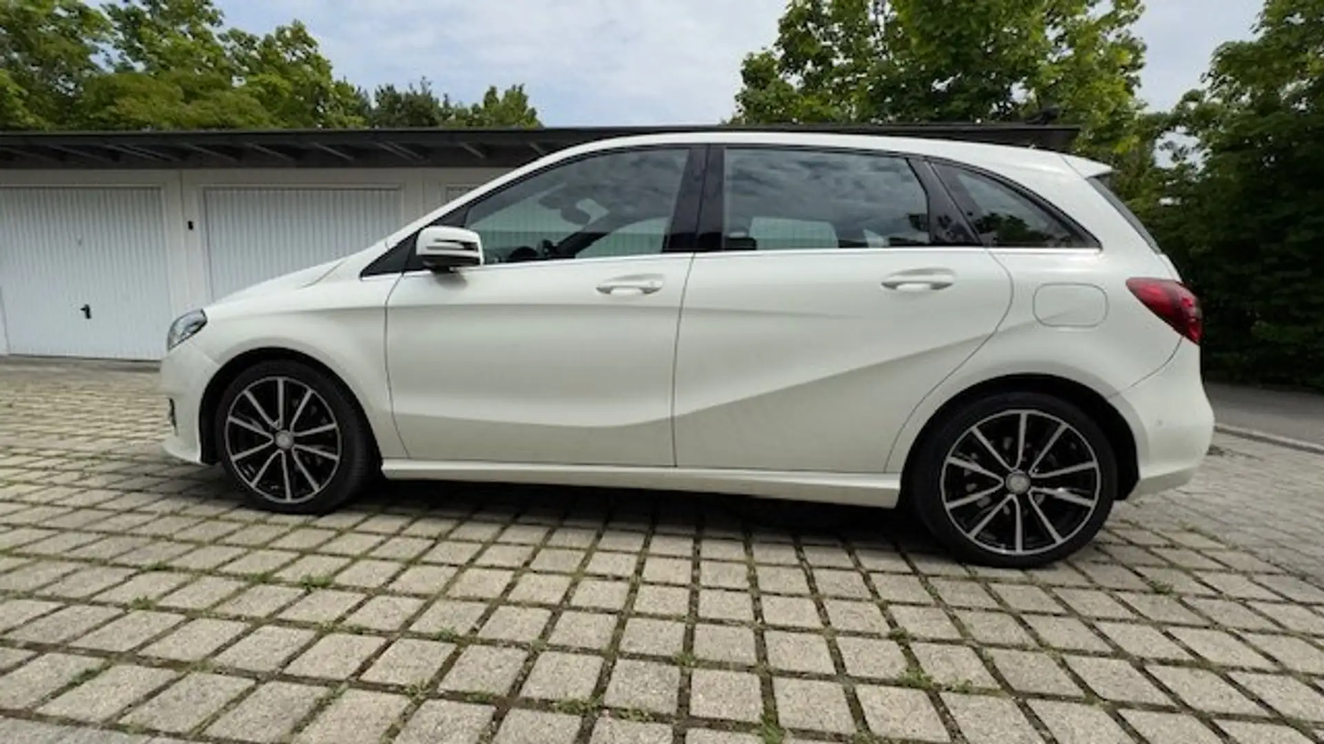 Mercedes-Benz B 200 B 200 7G-DCT Urban Biały - 1