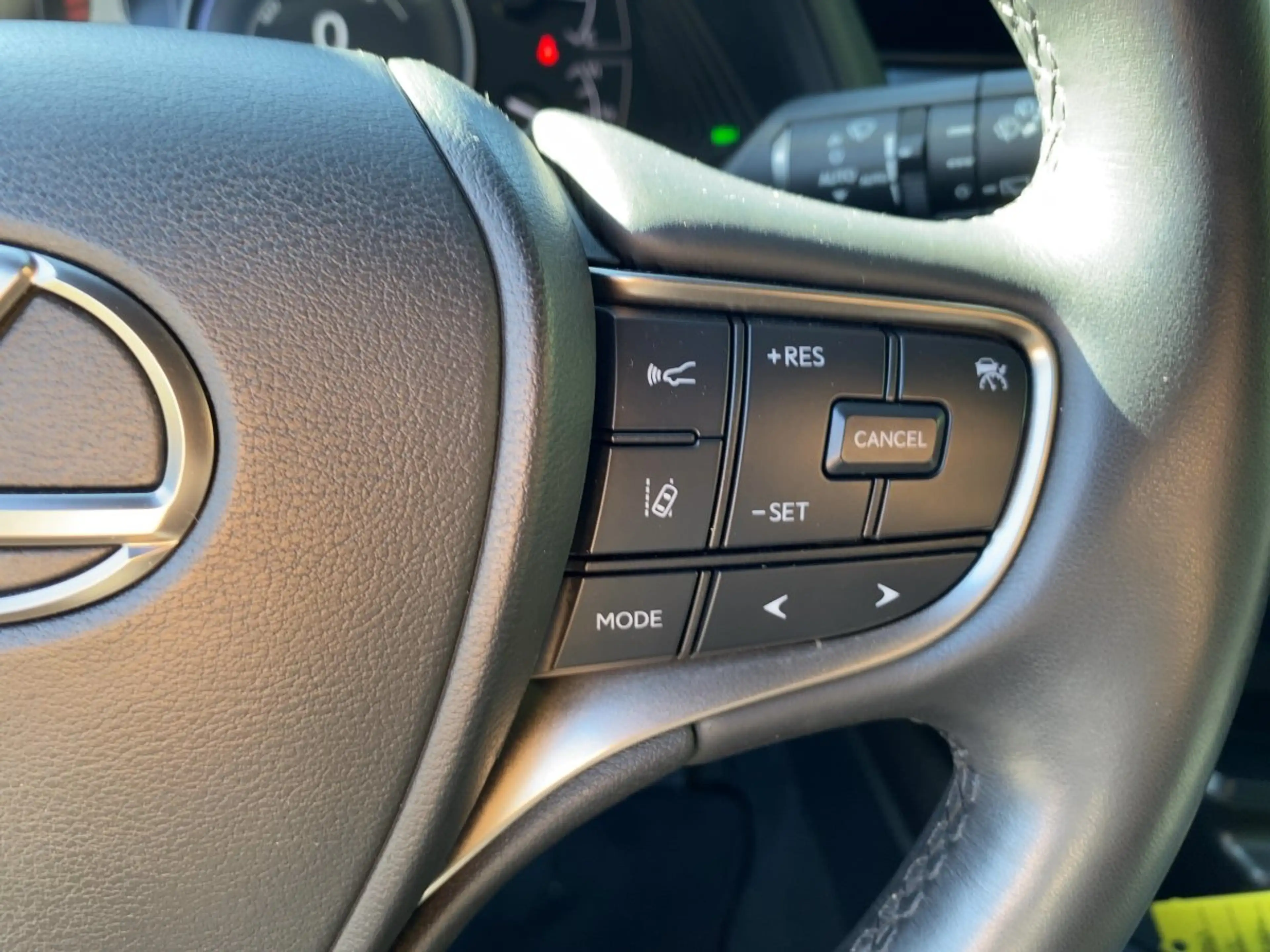 Lexus UX 250h UX 250 h Style Edition zuverlässiger Crossover — photo 23