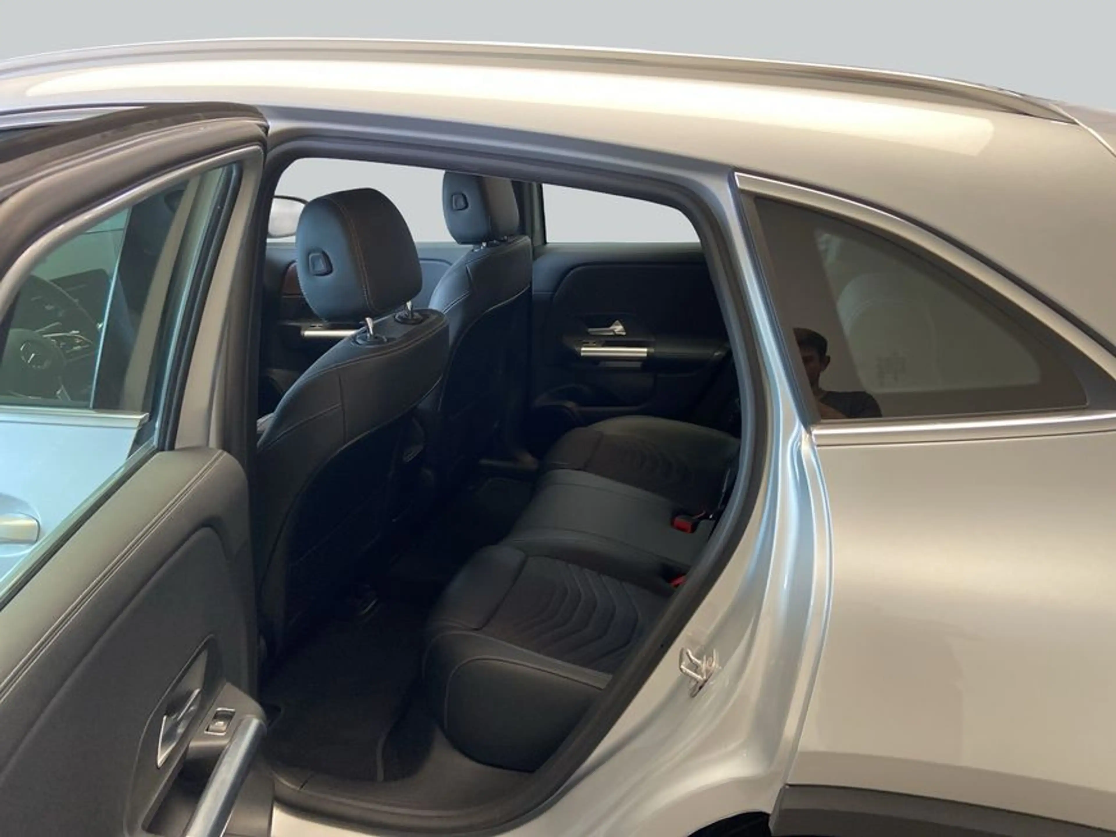 Mercedes-Benz EQA 300 EQA — photo 11