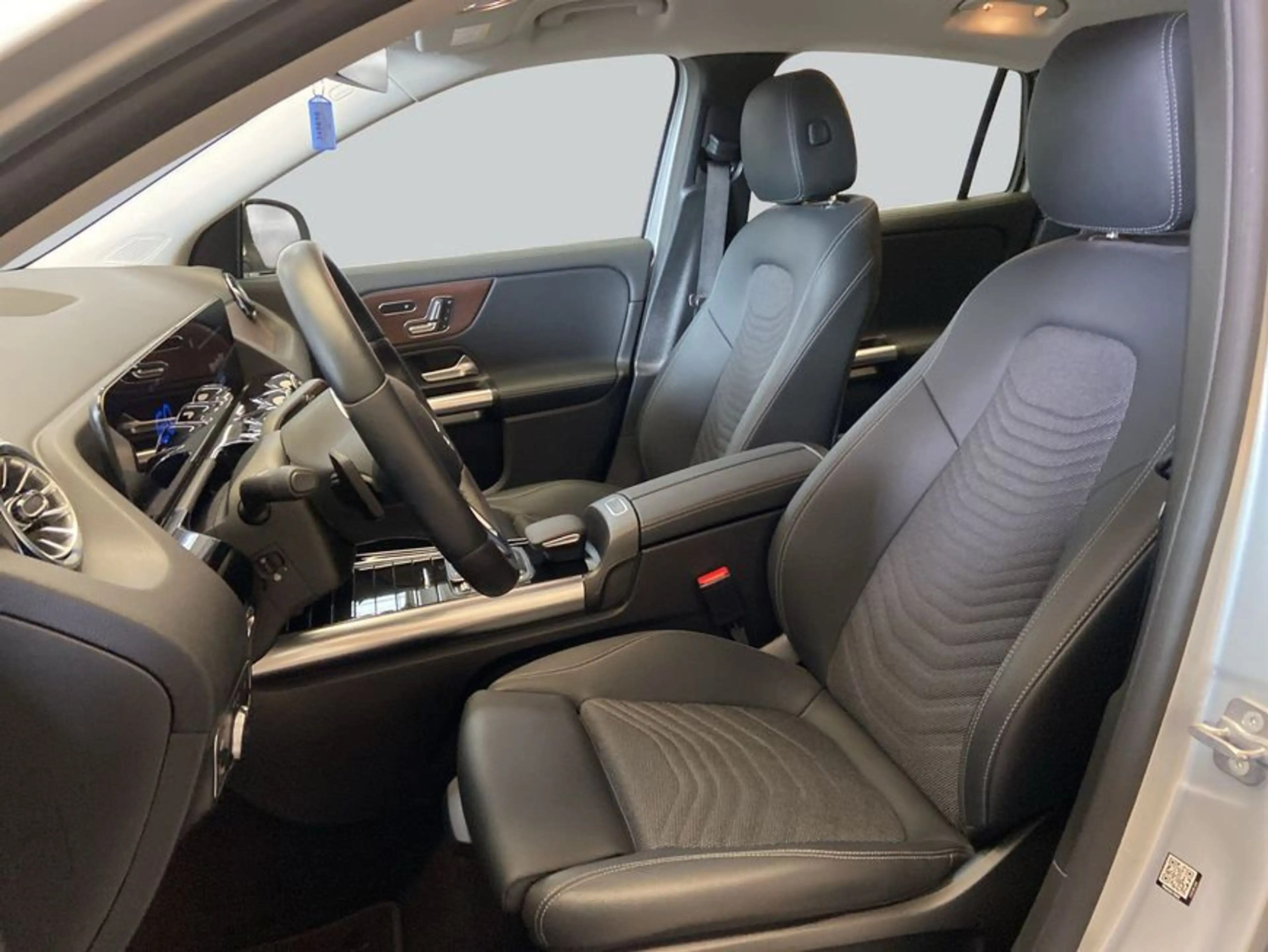 Mercedes-Benz EQA 300 EQA — photo 10