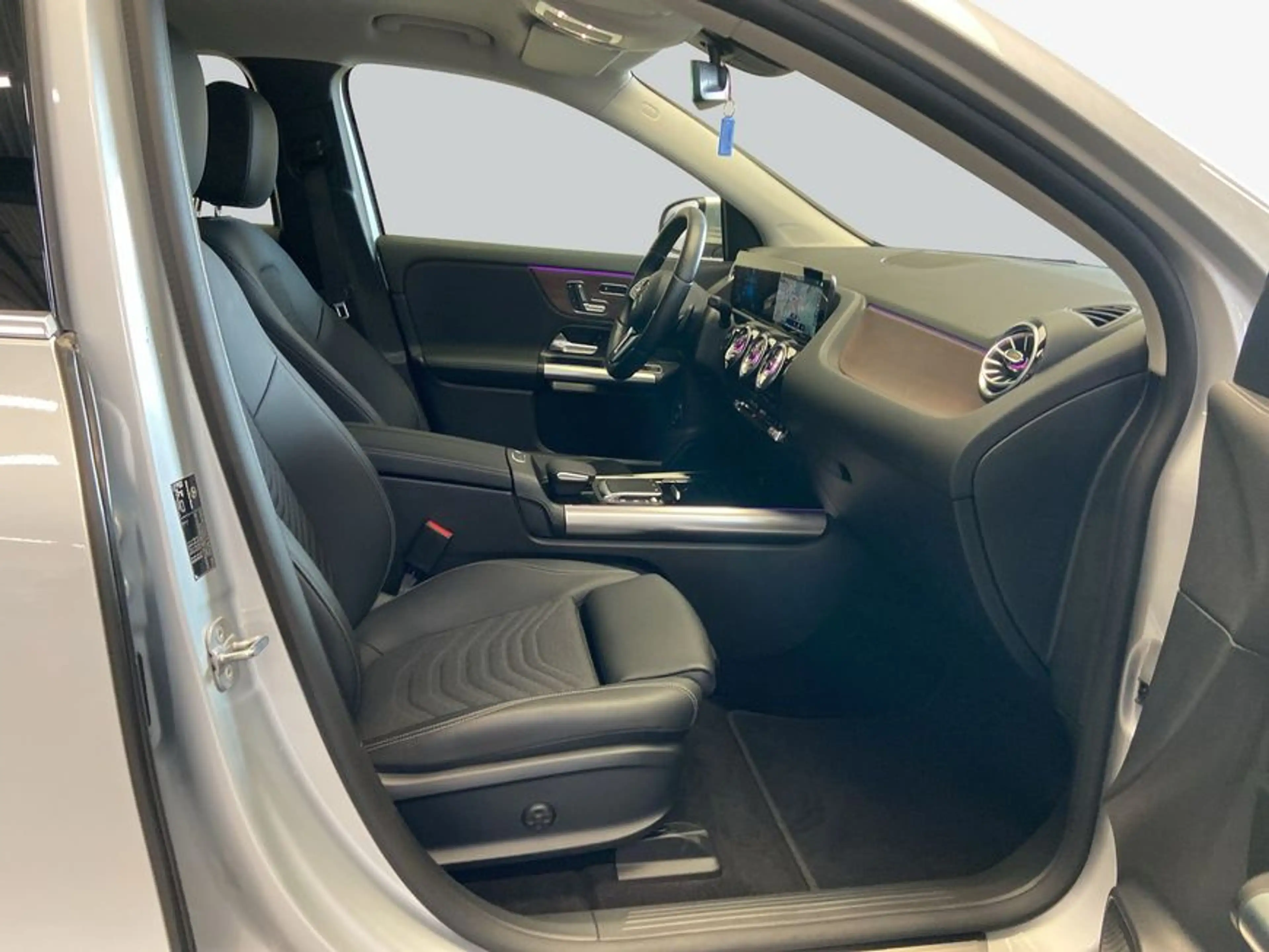Mercedes-Benz EQA 300 EQA — photo 12
