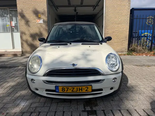 Mini Hatch view 4