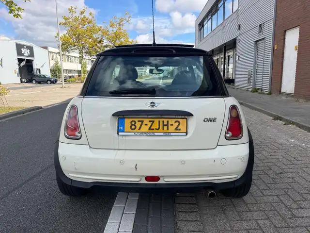Mini Hatch view 6
