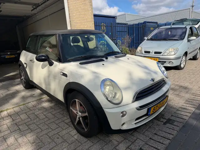Mini Hatch view 5