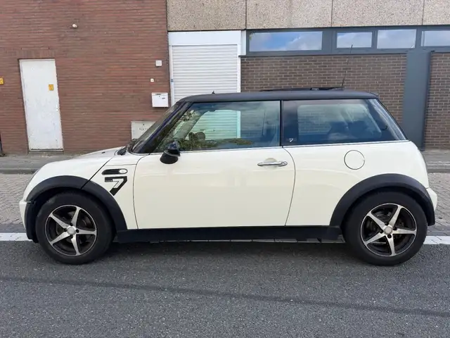 Mini Hatch view 13
