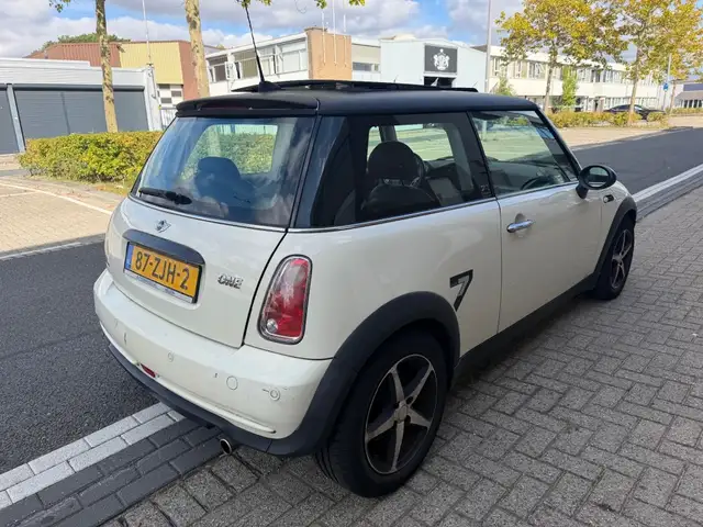 Mini Hatch view 8