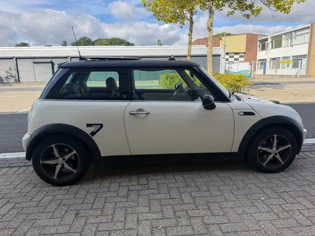 Mini Hatch view 12