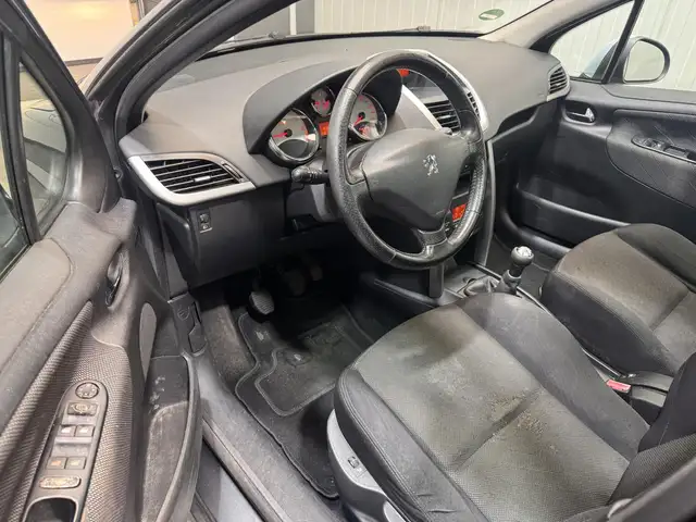 Peugeot 207 view 11