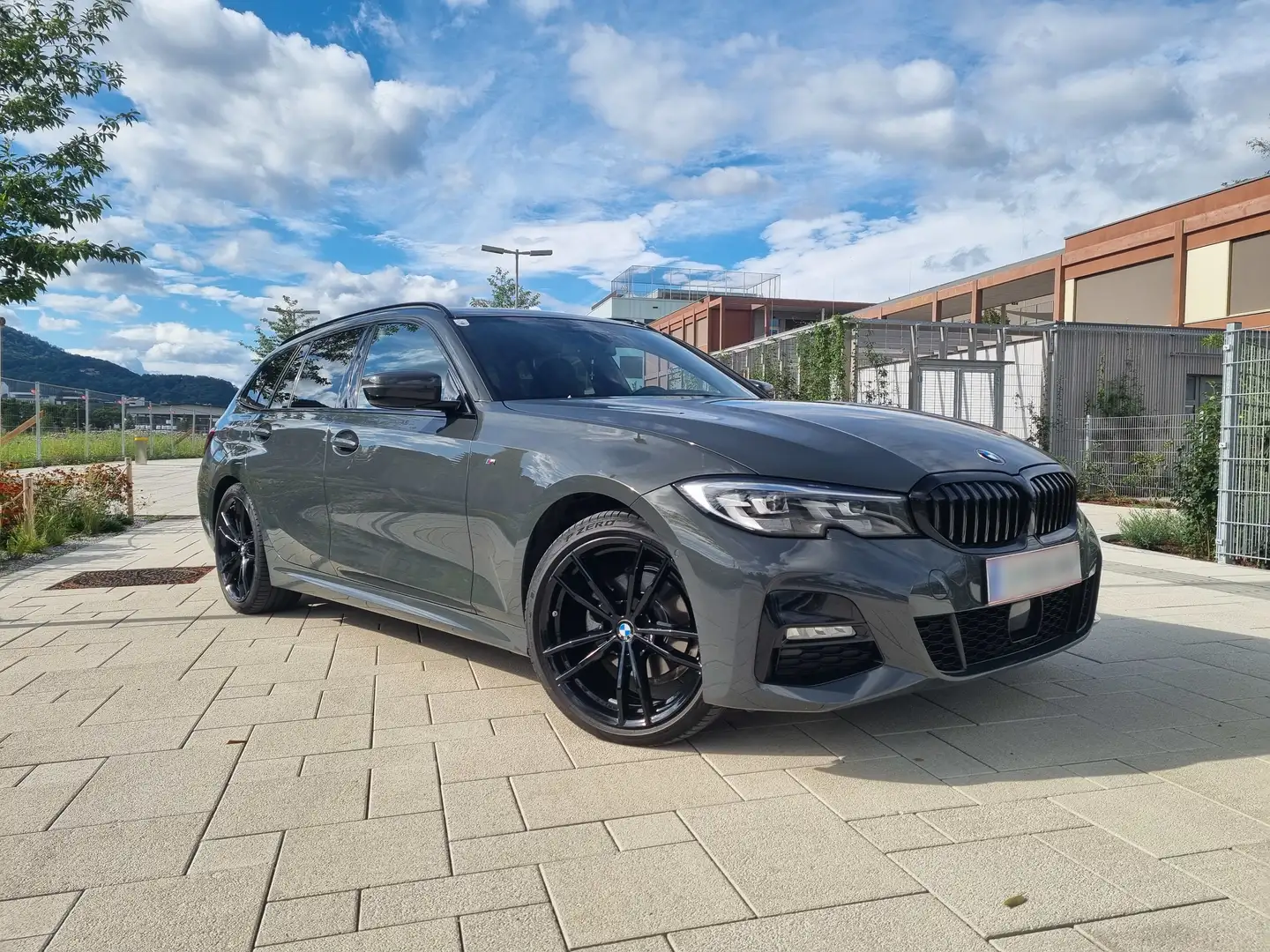 BMW 320 320d xDrive Touring Aut. M-Sport Grau - 2