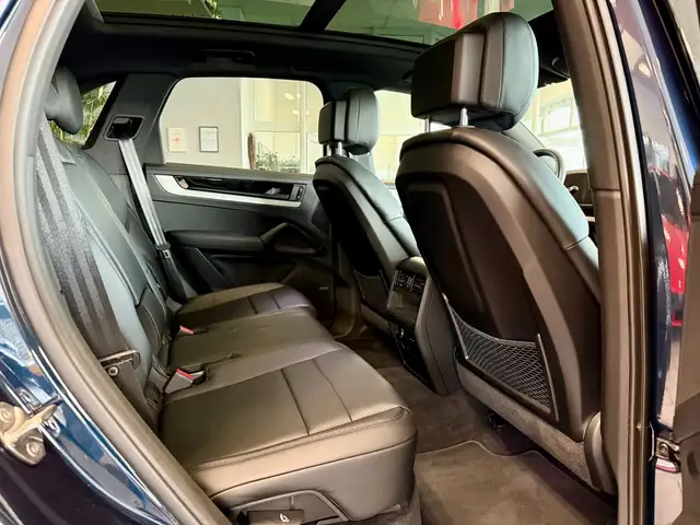Porsche Cayenne view 11