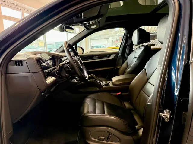 Porsche Cayenne view 8