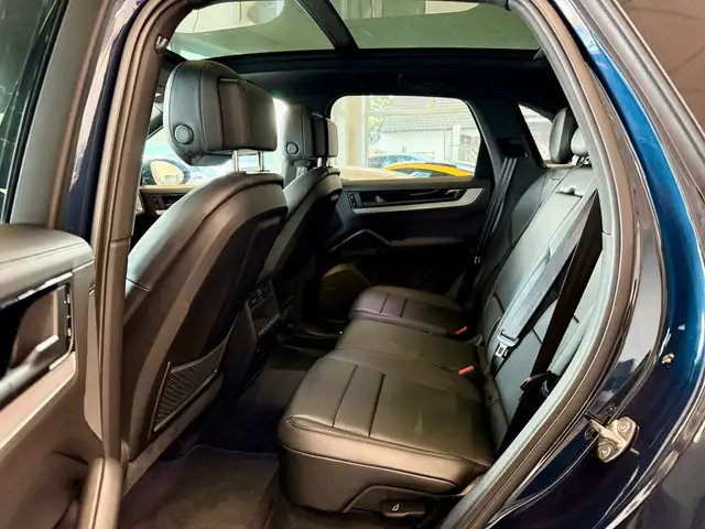 Porsche Cayenne view 9