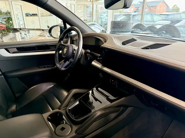 Porsche Cayenne view 13