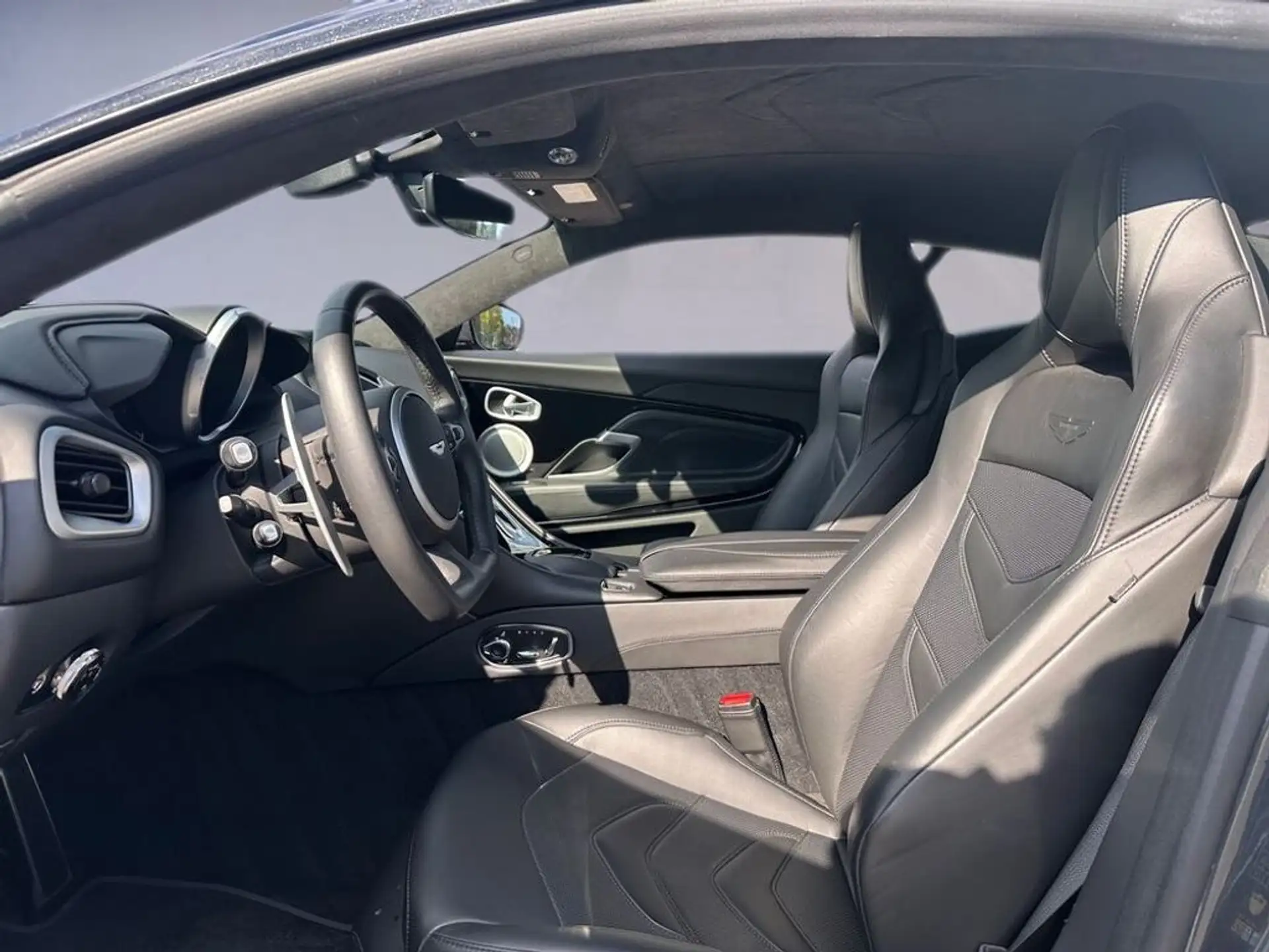 애스턴마틴 DBS Coupe 2019 건메탈 사진 7