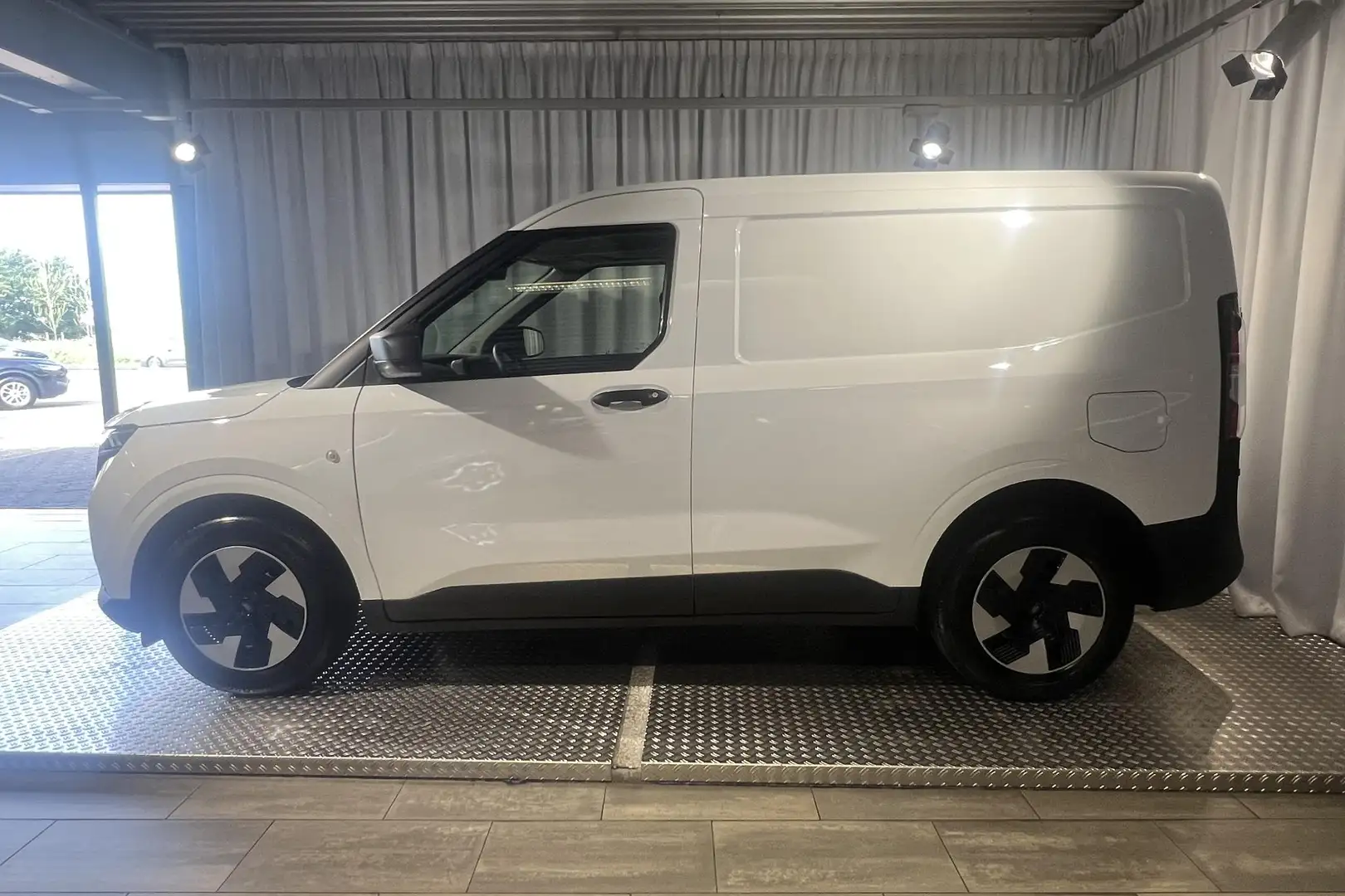 Ford Transit Courier E-Transit Trend 44 kWh Nieuw! Driver Assist | Trek Fehér - 2