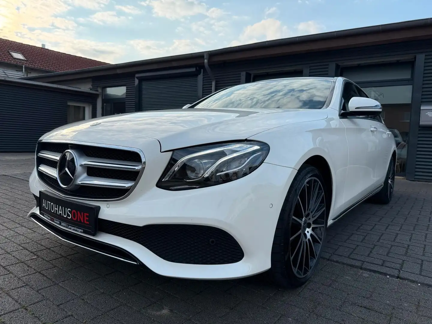 Mercedes-Benz E 220 d Limo. WIDESCREEN/PANORAMA/MEMORY/360°CAM Weiß - 1