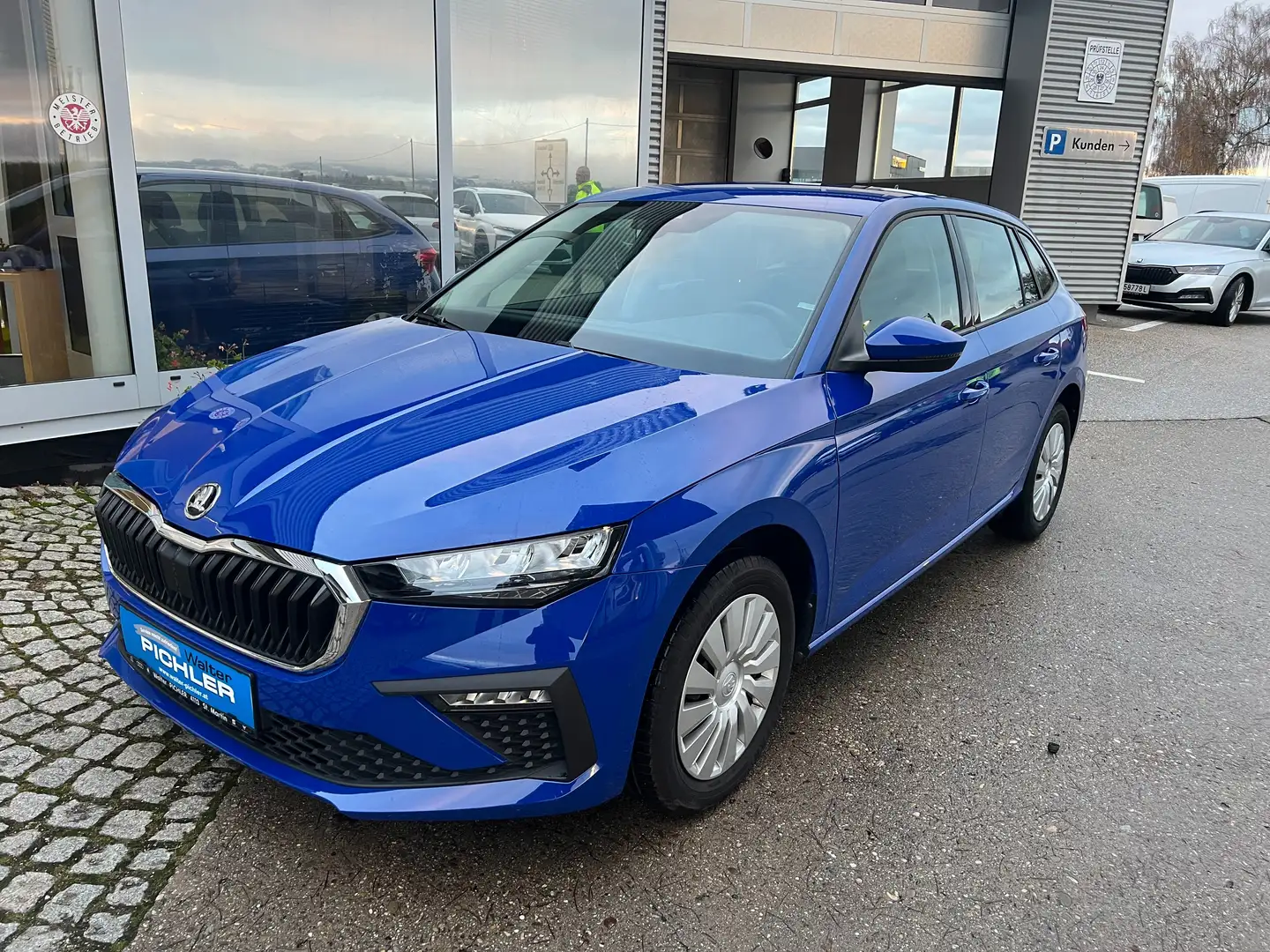 Skoda Scala Essence 1.0i Blau - 1