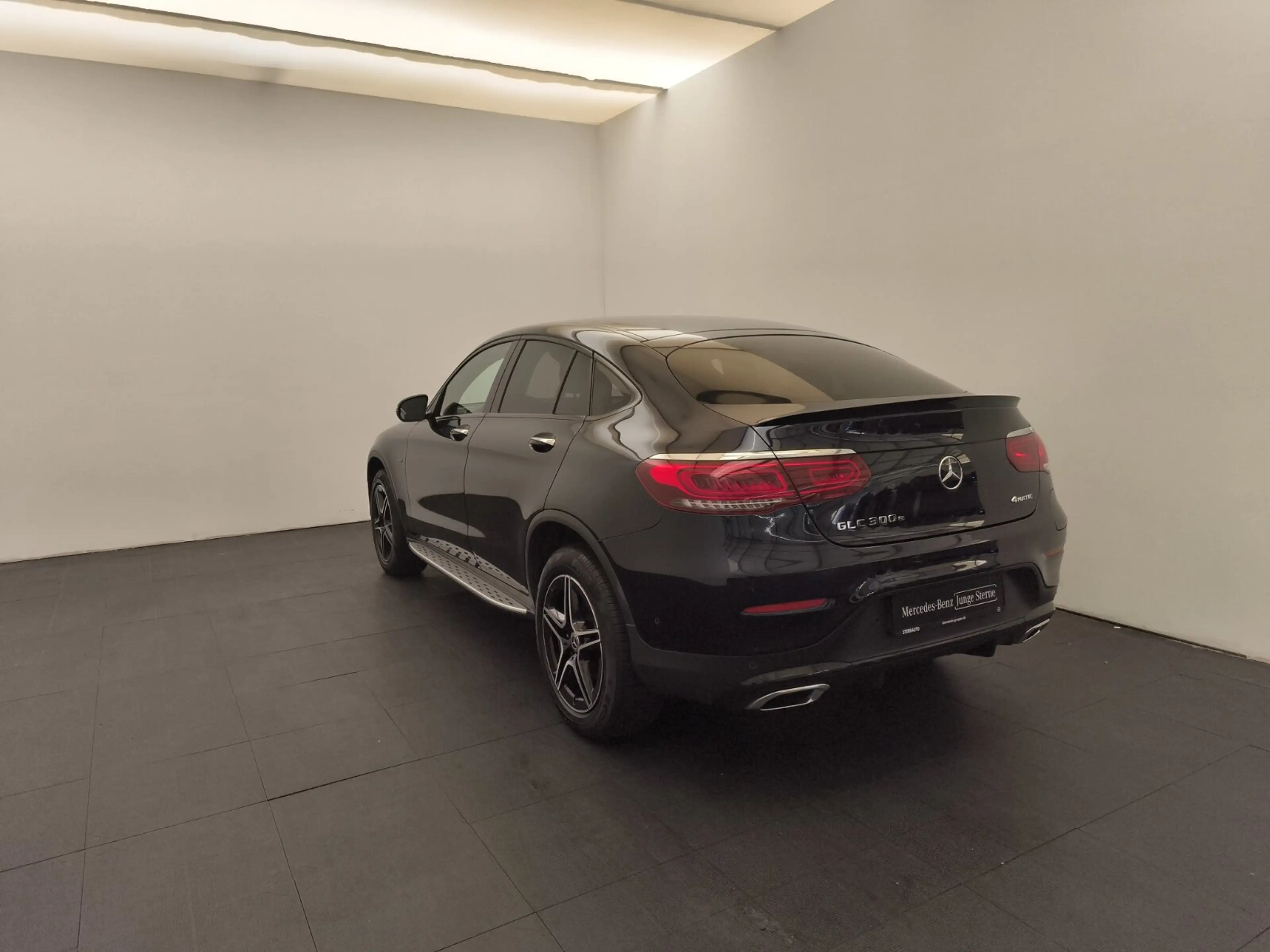 Mercedes-Benz GLC 300 GLC 300 e 4M Coupé AMG Distr RüCam Multibeam AHK HUD — photo 7