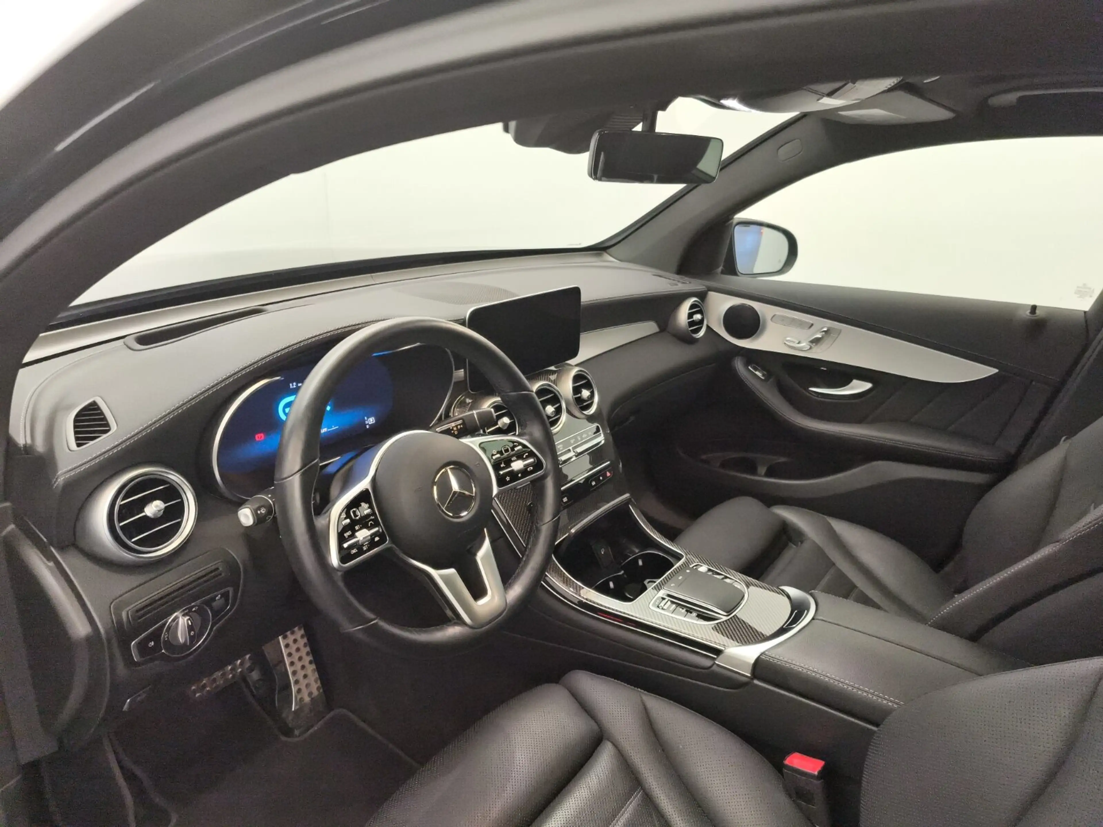 Mercedes-Benz GLC 300 GLC 300 e 4M Coupé AMG Distr RüCam Multibeam AHK HUD — photo 11