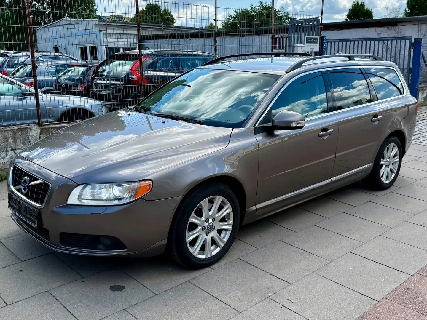 Volvo V70 Kombi Momentum / Automatik/ TÜV 07.26 Grau - 2
