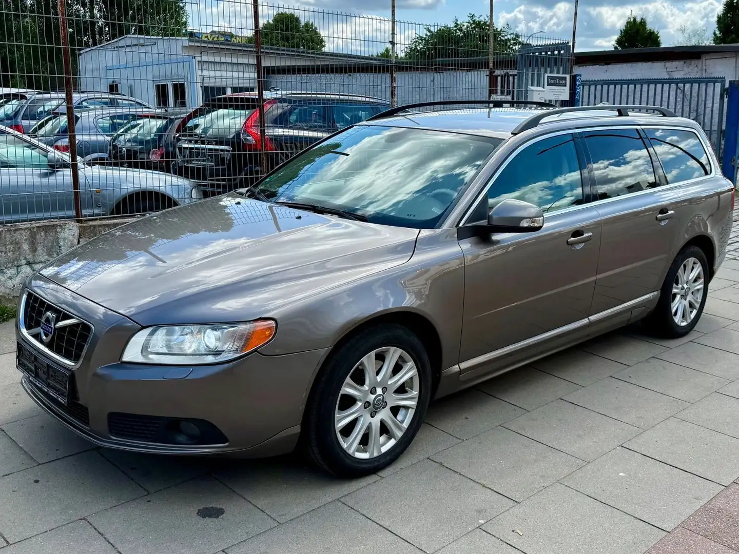 Volvo V70 Kombi Momentum / Automatik/ TÜV 07.26 Grau - 1
