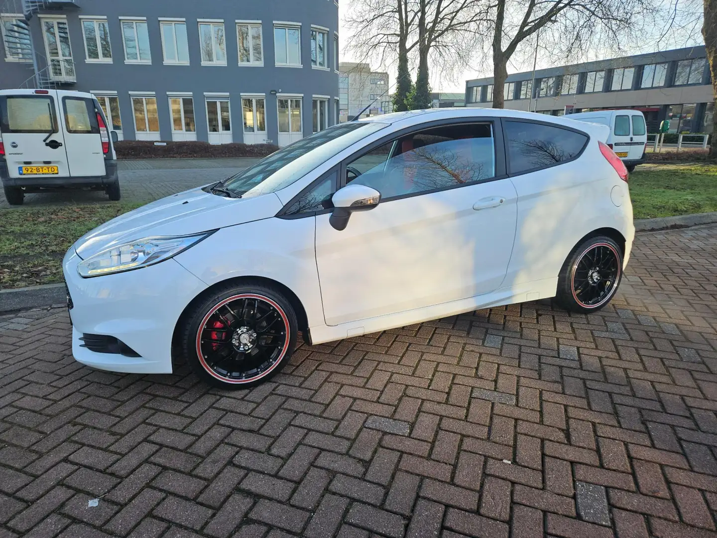 Ford Fiesta 1.6 ST1 134KW 182PK MOOIE AUTO Weiß - 2