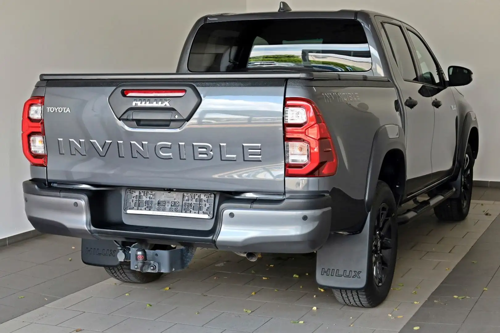 Toyota Hilux 2.8 D-4D Invincible,Leder,ACC,Rollo,AHK Grau - 2