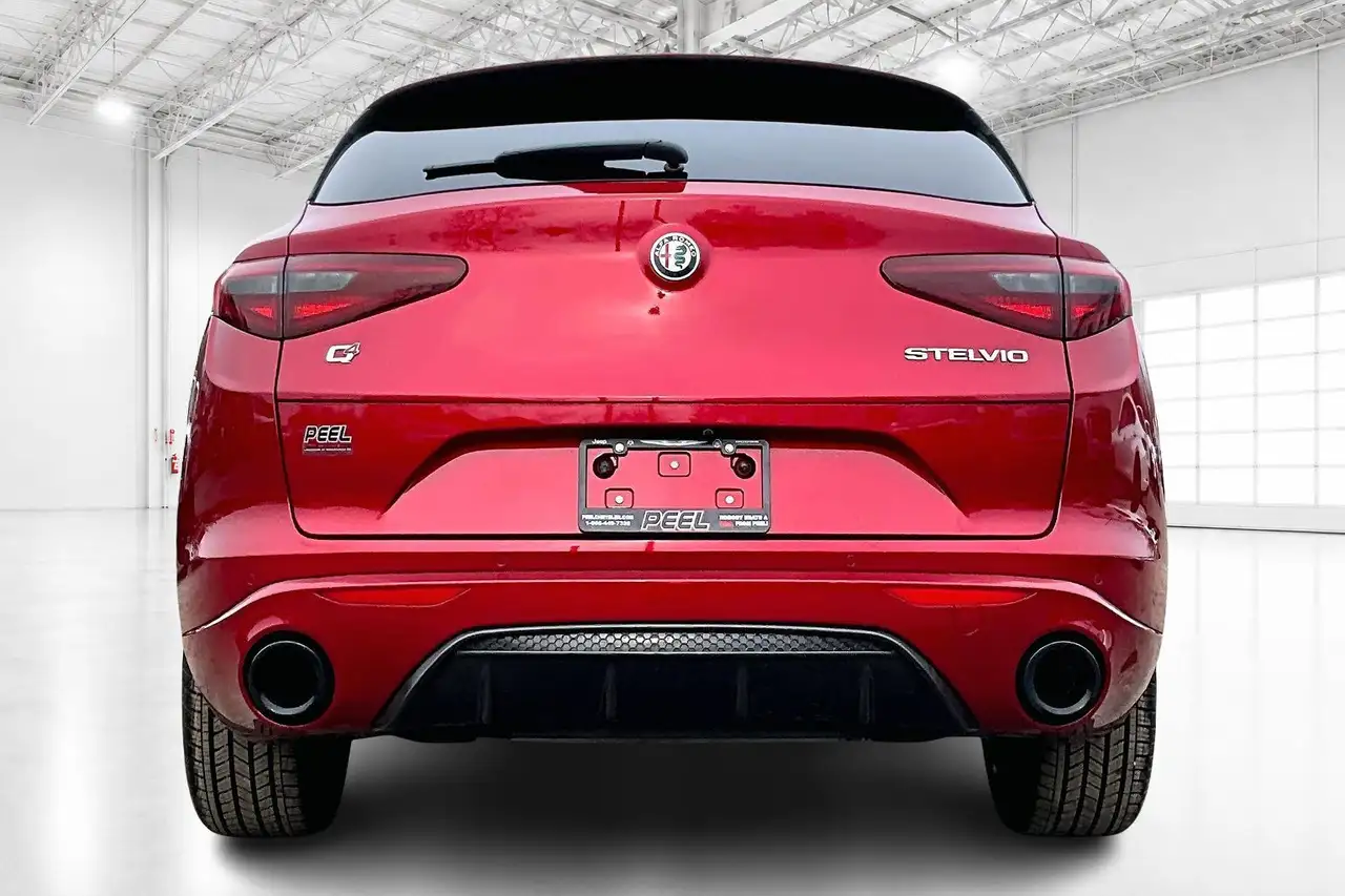 Alfa Romeo Stelvio снимка Alfa Romeo Stelvio