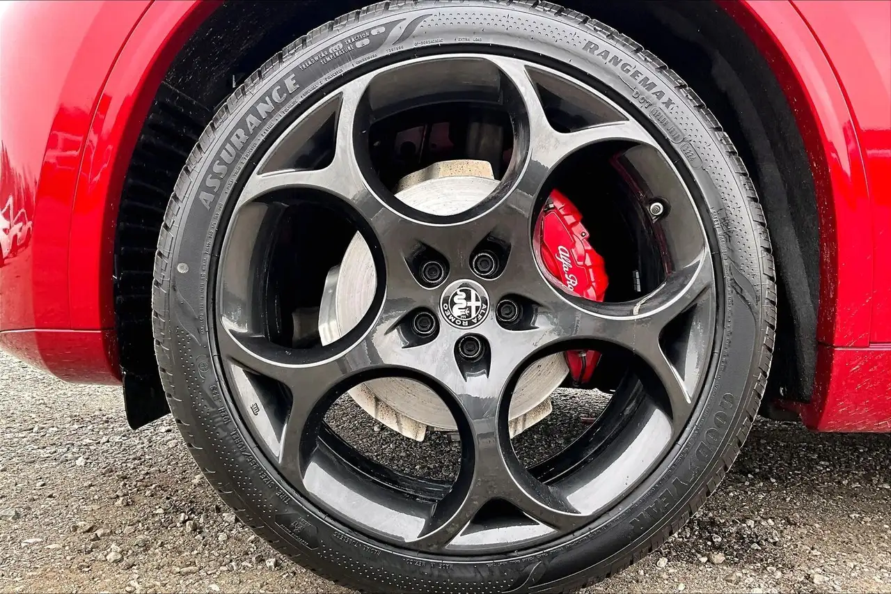 Alfa Romeo Stelvio снимка Alfa Romeo Stelvio