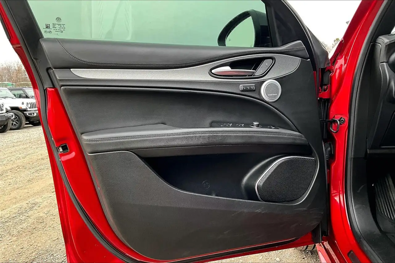 Alfa Romeo Stelvio снимка Alfa Romeo Stelvio