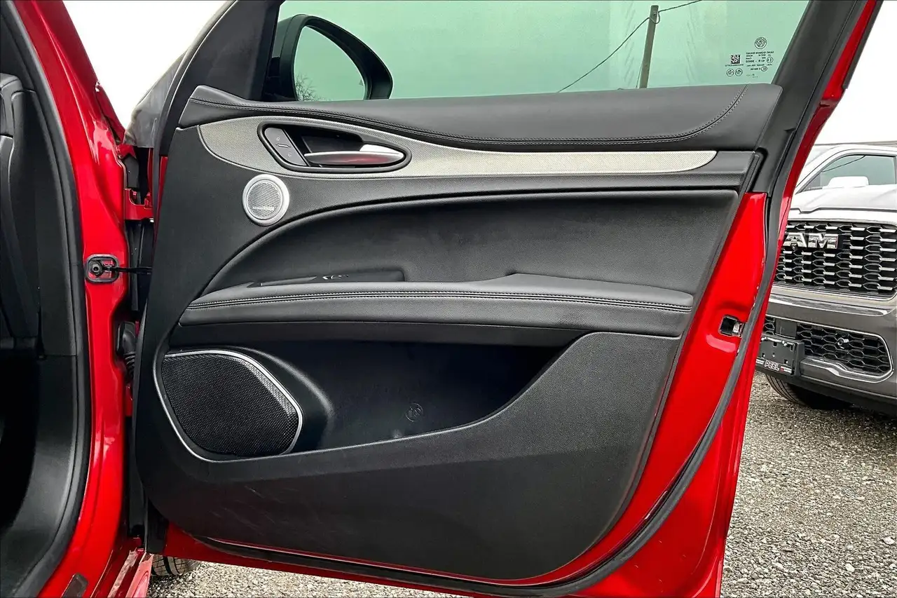 Alfa Romeo Stelvio снимка Alfa Romeo Stelvio