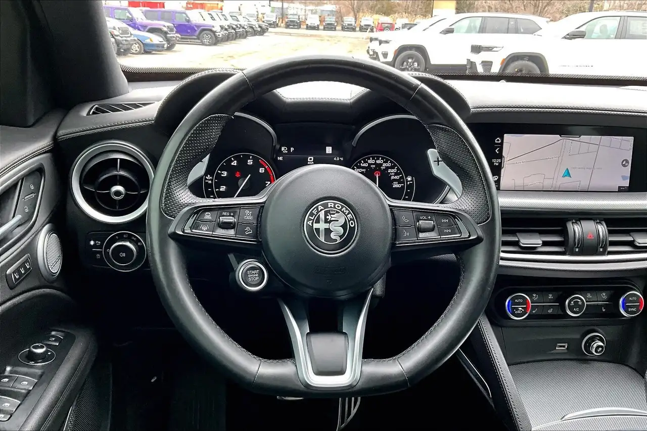 Alfa Romeo Stelvio снимка Alfa Romeo Stelvio