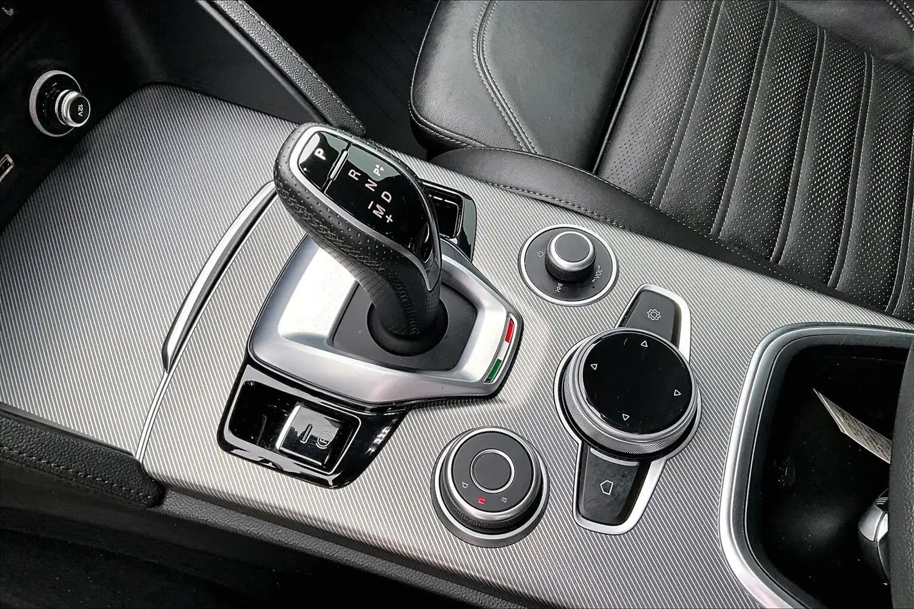 Alfa Romeo Stelvio снимка Alfa Romeo Stelvio
