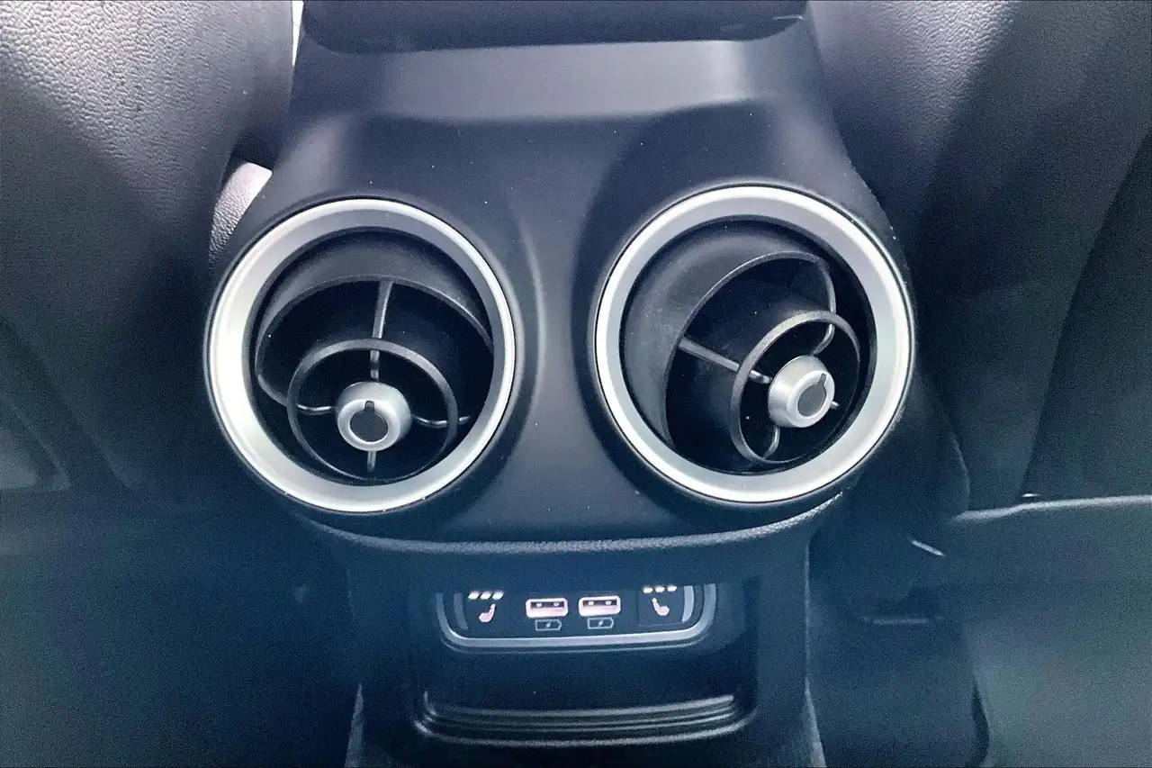 Alfa Romeo Stelvio снимка Alfa Romeo Stelvio