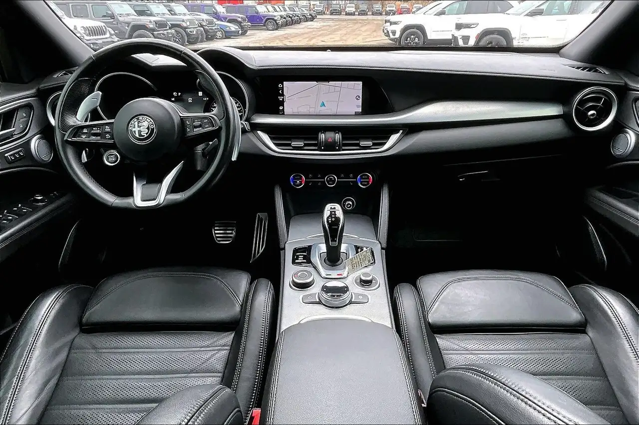 Alfa Romeo Stelvio снимка Alfa Romeo Stelvio