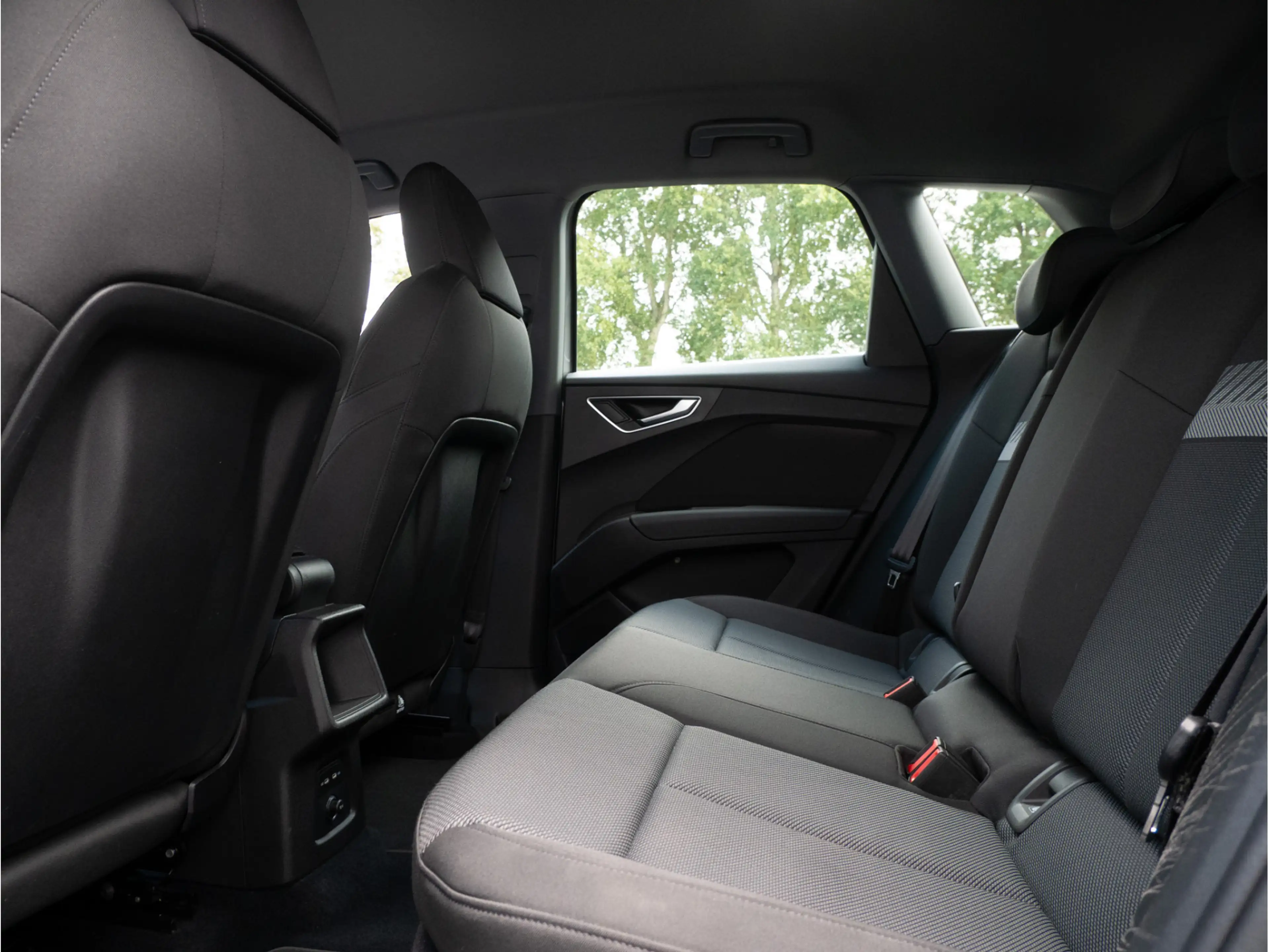 Audi Q4 e-tron 40 Launch edition Advanced 77 kWh SOH 97% Matrix l — photo 15