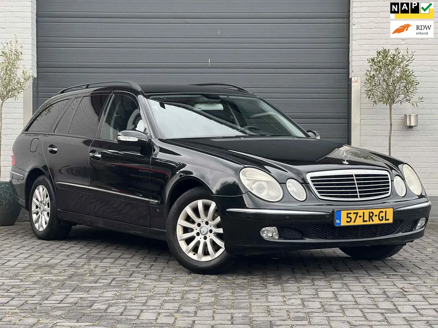 Mercedes-Benz E 240 Combi Automaat|Airco|Cruise|Carplay|Youngtimer| Noir - 1