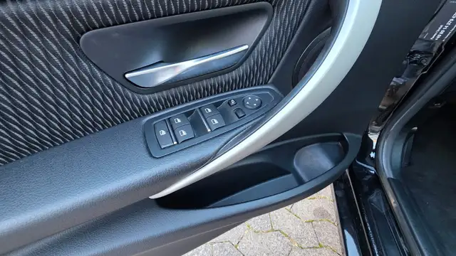 BMW 3 Series view 13