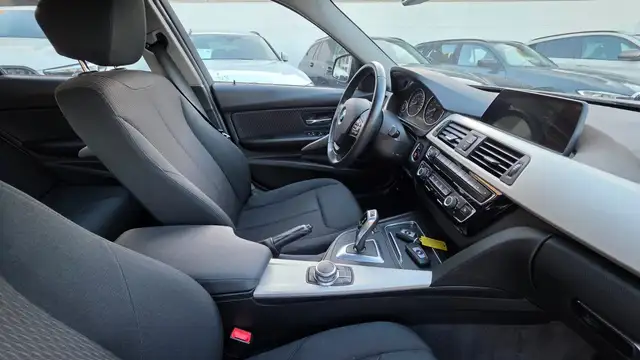BMW 3 Series view 10